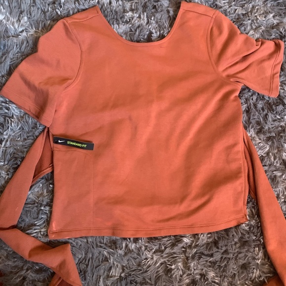 Nike top - Picture 2 of 2